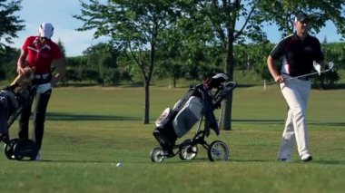 Birkaç golf sahası yakaladığında golf ekipmanları geliyor ve sayısı için hazırlanıyor