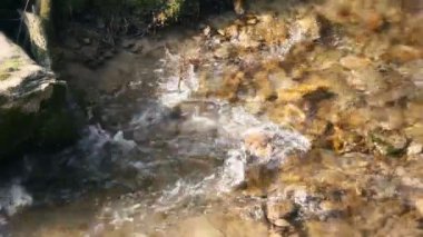Kayaların üzerinden akan su