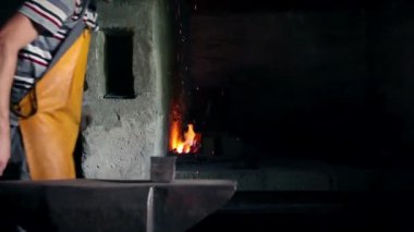 Demirci, pırıltılar almak için fırın havada patlatmak