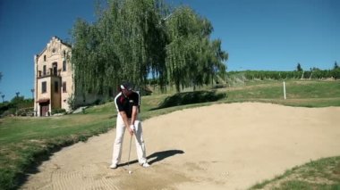 golf oynayan bir adam Golf ile pastoral golf kum sahası doz vinç
