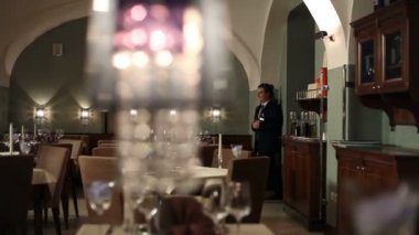 Restoranda masaya iki yol gösteren garson