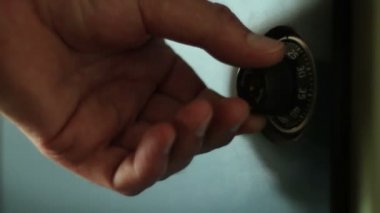 shot dolabın kilidini açmayı elin yukarıya kapatmak