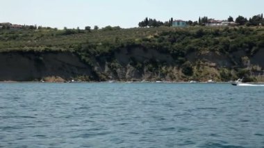 Sahile yakın piran geçirerek bir sürat teknesi ile hareketli tekne çekim