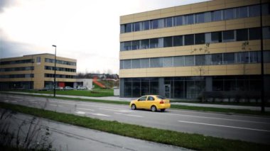 iş buildnig önündeki arabaları ile