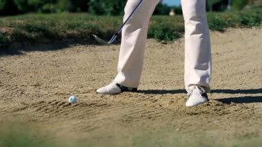 bir adam Golf üzerinde bulunmuş pratik bir kum Golf atış