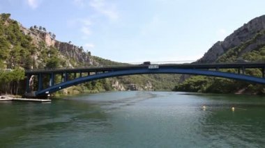 Hareketli tekne yapılan nehir Krka'nın sahilinin panoramik çekim