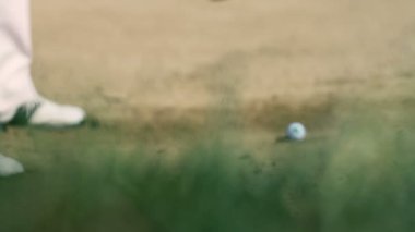 bir golf salonu için doğrudan beyaz golf topu çarptığında golf sahası üzerinde atış yukarıya kapatmak
