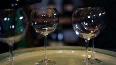 bir garson dökme şarap şarap mahzeni yakın çekim