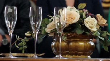 konuşurken bir genç iş adamı yakın çekim