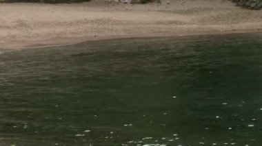 Dalgalar lapp kayalık sahil şeridi karşı.