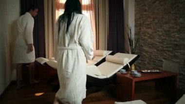 genç bir çift oda rahatlatıcı bırakarak