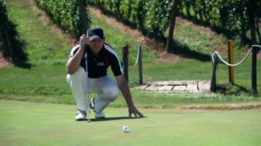 bir adam Golf atış