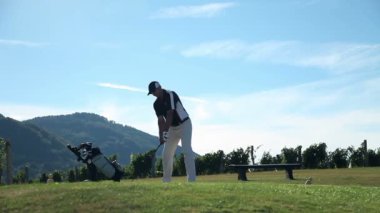 Birkaç golf sahası yakaladığında golf ekipmanları geliyor ve sayısı için hazırlanıyor