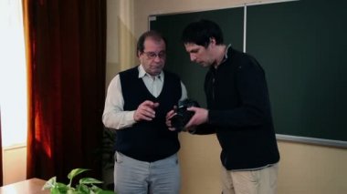 eğitmen dijital fotoğraf makinesi ile çalışmak nasıl bir katılımcıya açıklayan