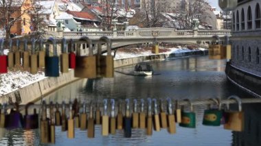 kilit bir hat üzerinden yapılan ljubljanica Nehri'nin bir teknede panoramik çekim