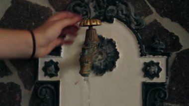 Kadının el açılış boru