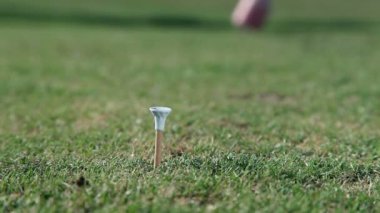bir golf topu sahibi alır yalınayak adam çekim kadar yakın