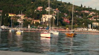 Harbour piran yakınındaki bir yelkenli tekne çekim