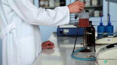 atış ateş üzerinde biraz sıvı karıştırma genç öğrenci