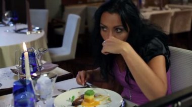 güzel bir kadınla yemek yerken kapat