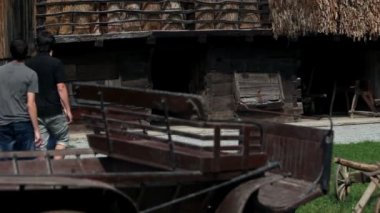 Shot bir grup genç insan eski ama çok korunmuş bir çiftlik ziyaret