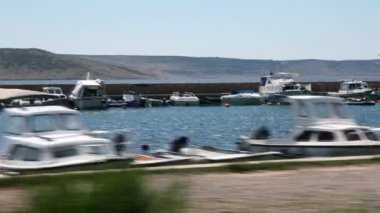 hareket halindeki arabadan yapılan bölünmüş yakınındaki sahil panoramik çekim