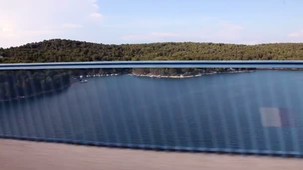 Vue du paysage près de la mer adriatique, prise d'une voiture de conduite . — Video