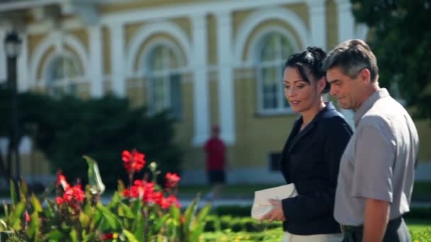 Toma de una pareja que pasa tiempo en un día de verano en el parque — Vídeos de Stock