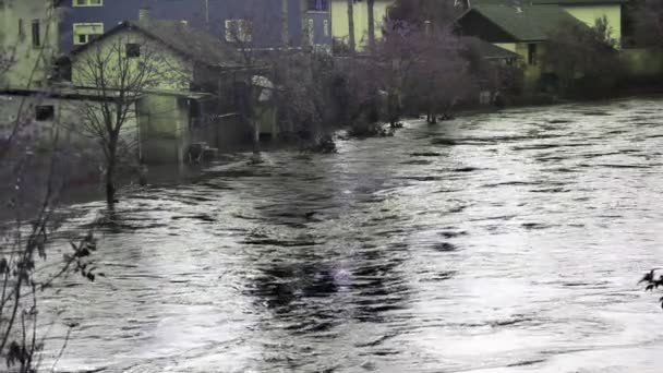 Vue sur la ruelle inondée et les maisons aux couleurs grises — Video