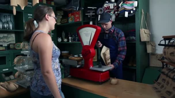 Tiro de clientes que estão comprando coisas diferentes em um velho, loja retro — Vídeo de Stock