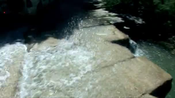 Coche conduce a través de la carretera inundada . — Vídeo de stock