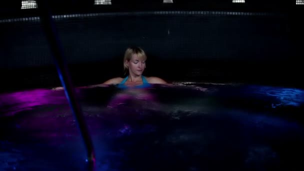 Vrouw in jacuzzi — Stockvideo