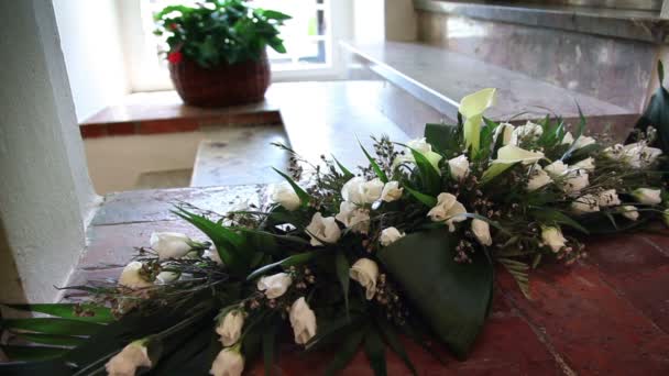 Nahaufnahme von Blumenschmuck in der Kirche — Stockvideo