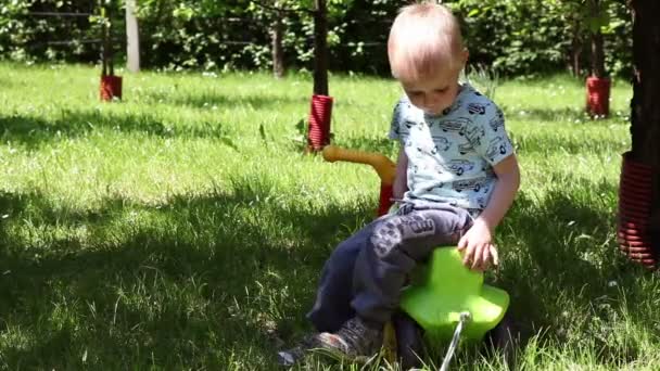Aufnahme des schönen kleinen Jungen beim Spielen — Stockvideo