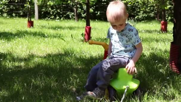 Tourné de beau petit garçon jouant — Video