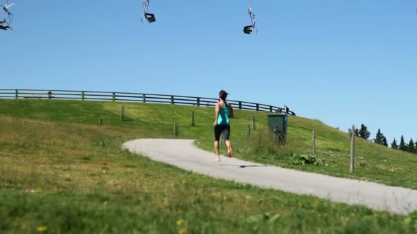 Młoda kobieta joggingu — Wideo stockowe