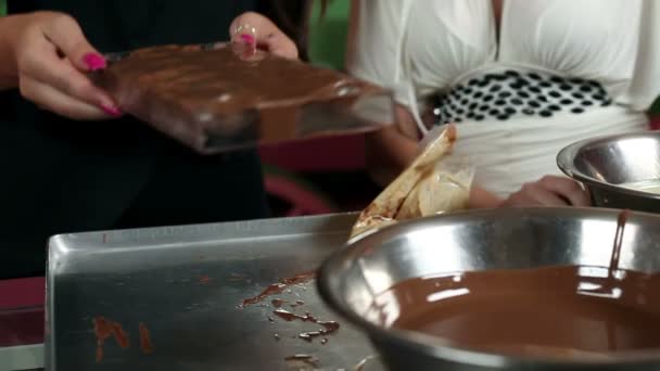 Detailní záběr dělat čokoládové bonbony — Stock video