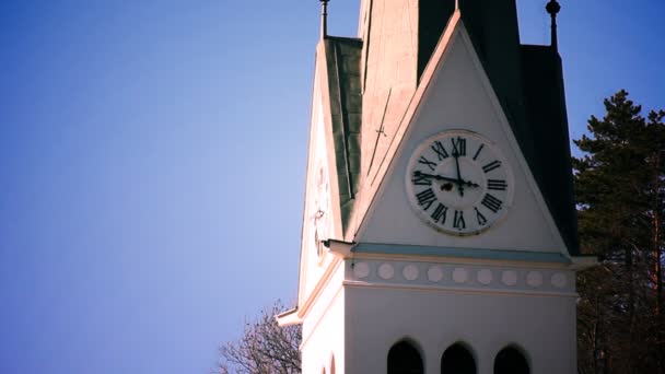 Todavía disparado y cerca de un reloj de la iglesia — Vídeos de Stock