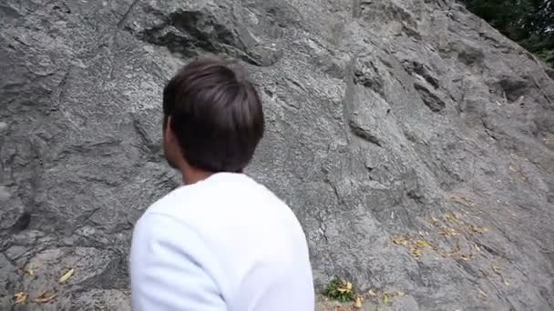 Man prepraing for rock climbing in nature — Stock Video