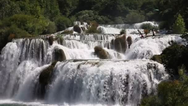 Shot van de waterval over krka rivier-Kroatië — Stockvideo