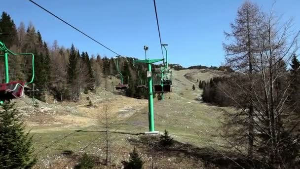 Fahrt auf Sessellift mit Kamera — Stockvideo