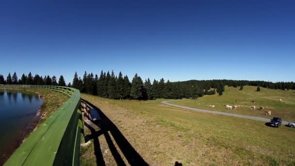 Bella giornata su un altopiano con lago — Video Stock