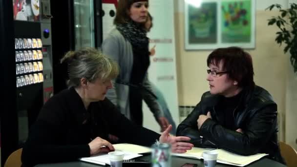 Dos profesores hablando en la cafetería — Vídeos de Stock