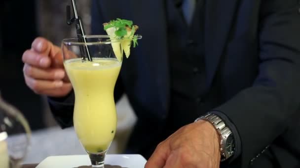 Close up van een man cocktail drinken — Stockvideo