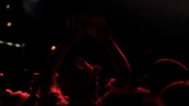 Съемка толпы на концерте с добавленным анимационным эффектом — стоковое видео