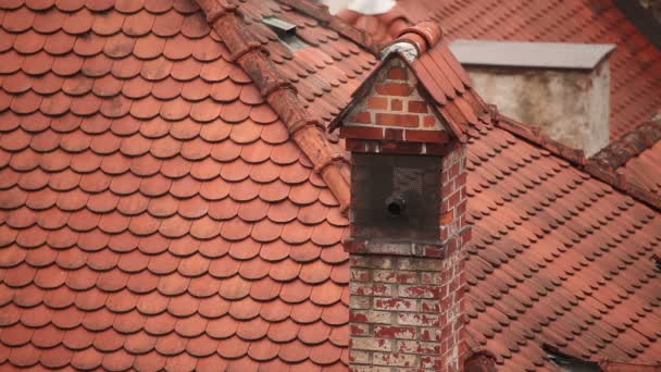 Encore une photo de cheminée fumante sur le toit 