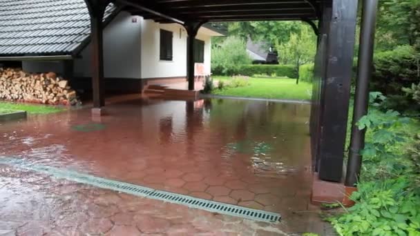 Scène mouvante d'une maison pendant le déluge 