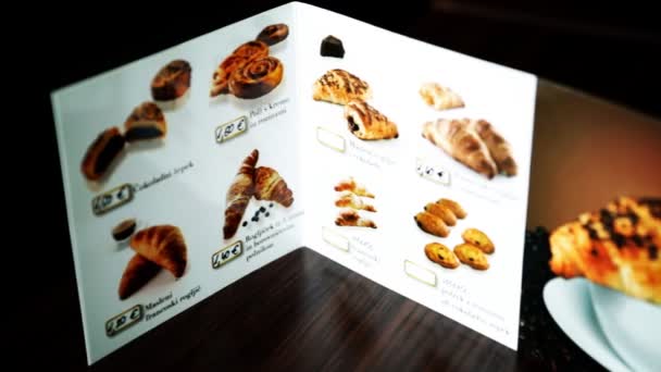 Menu de croissants em restaurante em slovene — Vídeo de Stock