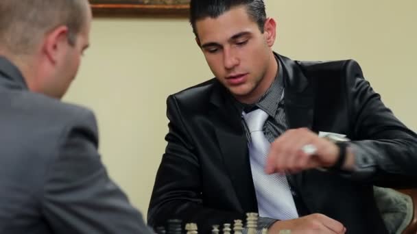 Двоє молодих чоловіків широко обговорюють шахову гру — стокове відео