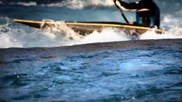 Schot van kayaker strugglih door witte wateren in Sloveense rivier — Stockvideo
